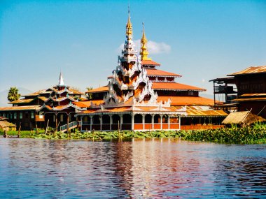 Hpaung Daw U Pagoda, Ayrıca Hpaung Daw Oo veya Phaung Daw Oo Myanmar önemli bir Budist site, Shan Devlet Inle Gölü üzerinde bulunan.
