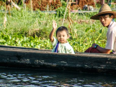 Yerel halk Myanmar'ın Inle Gölü'nde balık yakalar. Inle Gölü, Myanmar'ın güneydoğusunda, Mandalay'ın güneydoğusunda yer alan sığ bir göldür. 11.11.2009