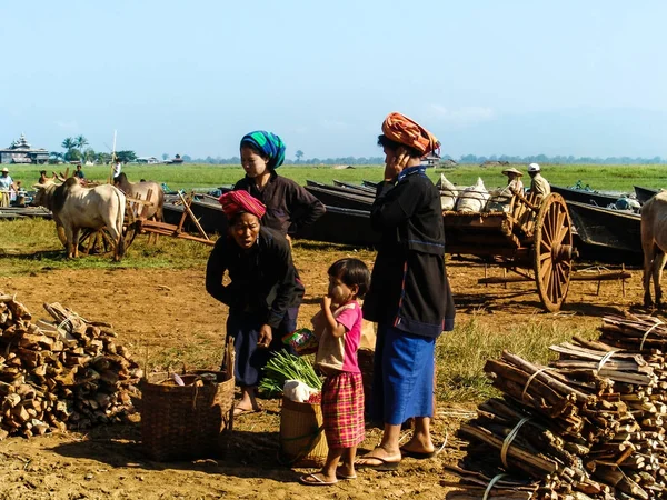 在缅甸因莱湖的Indein每周市场 穿着传统服装的缅甸人 2009 — 图库照片