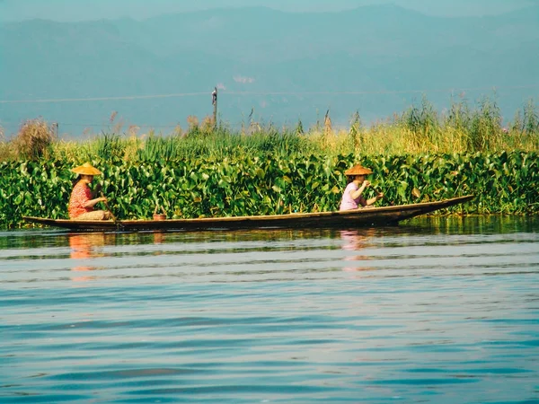 Lokale Mensen Vangen Vis Inle Lake Myanmar Inle Lake Een Stockafbeelding