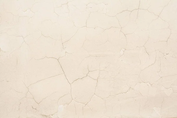Die Struktur der antiken weißen Wand, die Decke mit feinen Rissen in der äußeren Putzschicht — Stockfoto