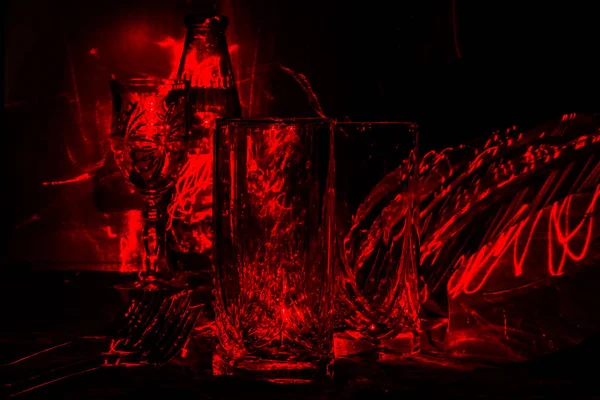 Cristalería en la cocina a la luz de un láser rojo, arte abstracto —  Fotos de Stock