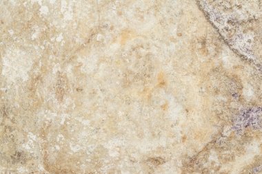 Doku duvar eski binanın yüzeyine, kırık, çatlak, renk boşanmalar ve tuz yatakları vardır