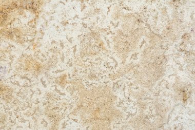 Doku duvar eski binanın yüzeyine, kırık, çatlak, renk boşanmalar ve tuz yatakları vardır