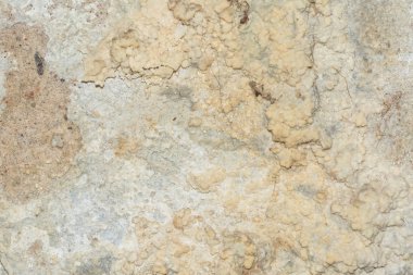 Doku duvar eski binanın yüzeyine, kırık, çatlak, renk boşanmalar ve tuz yatakları vardır