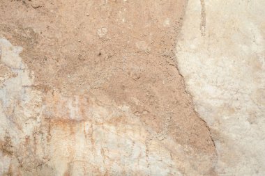 Doku duvar eski binanın yüzeyine, kırık, çatlak, renk boşanmalar ve tuz yatakları vardır