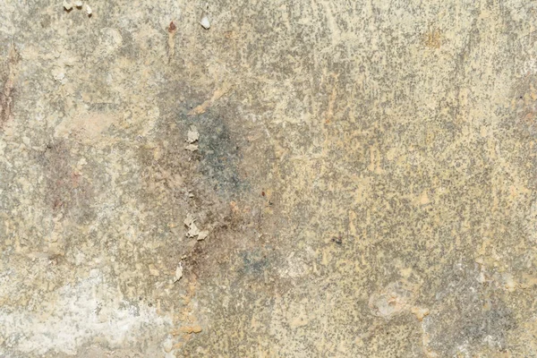 Beschaffenheit der Oberfläche der alten Mauer des Gebäudes, es gibt Risse, Farbscheidungen und Salzablagerungen — Stockfoto