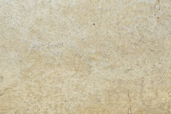 Текстура поверхности старой стены здания, есть трещины, трещины, цветные разводы и отложения соли — стоковое фото