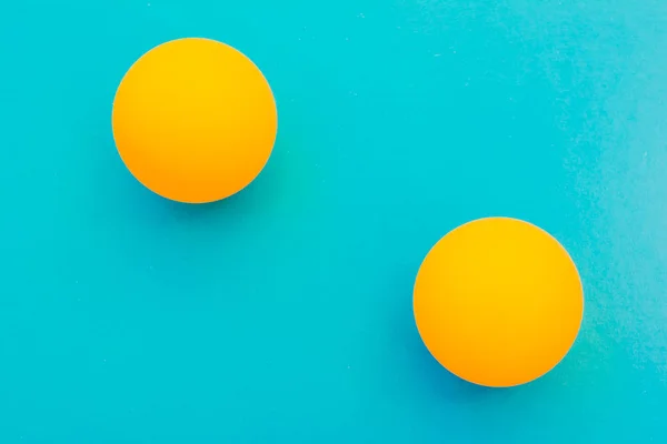 Gelber Tennisball auf blauem Hintergrund — Stockfoto