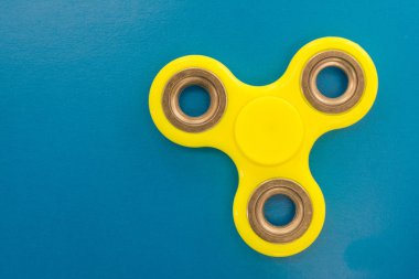 Sarı topluca parmak spinner stres giderici oyuncak