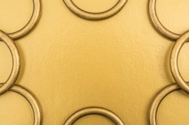 altın arka plan üzerinde metal halkalar