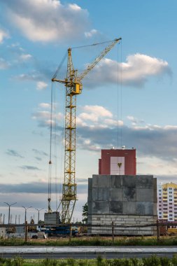 Kule vinç ile Şantiye Binası
