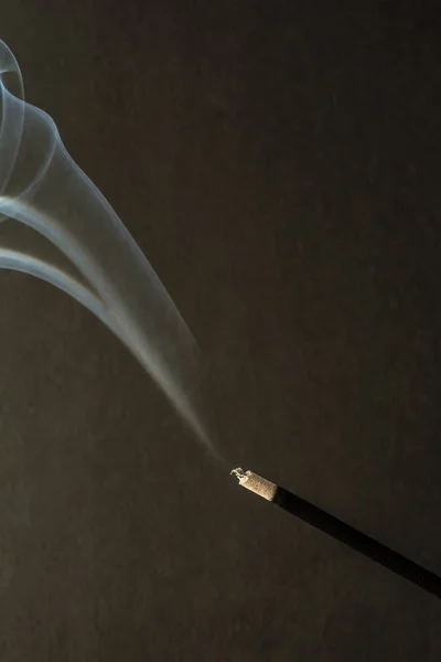 Quemar varillas de incienso con humo sobre fondo oscuro —  Fotos de Stock