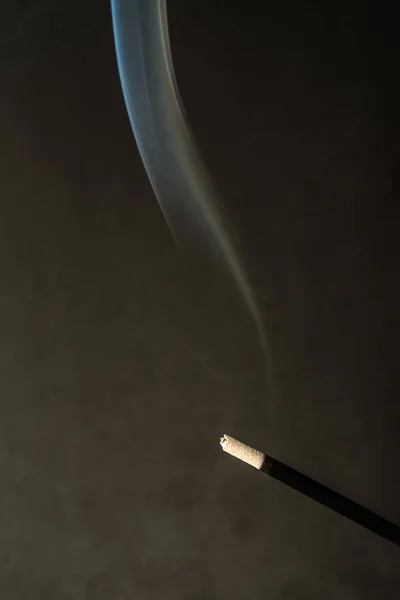Quemar varillas de incienso con humo sobre fondo oscuro —  Fotos de Stock