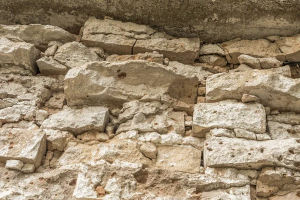 Textura de una antigua pared de ladrillo en ruinas de un edificio antiguo — Foto de Stock