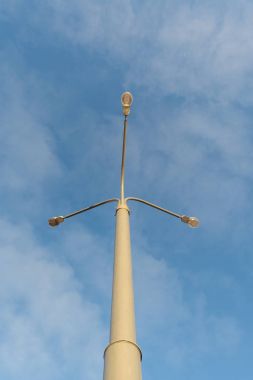 Mavi gökyüzüne karşı sokak lambası