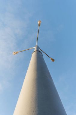 Mavi gökyüzüne karşı sokak lambası