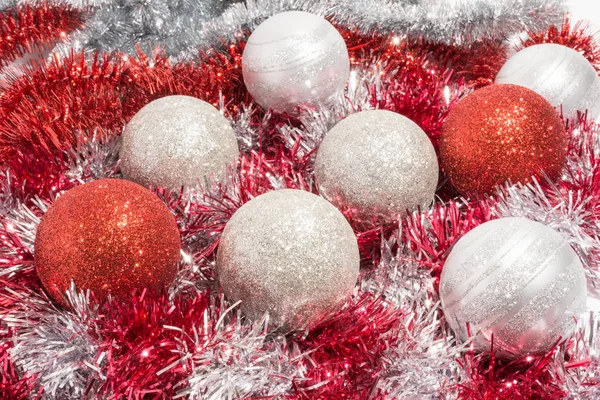En tinsel rouge et argenté brillant mensonge boules de Noël rouges et argentées Images De Stock Libres De Droits