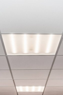 kare gözenekli levhalar ve dahili Led lamba tavan