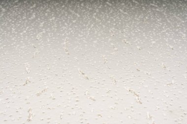 bir kabartma beyaz çini kolye ya da hem bir tavanı, perspektif görünüm, seçici odak alarak doku