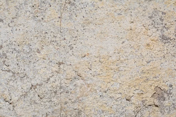 Текстура поверхности старинной антикварной стены со слоем штукатурки, разрушенным от влаги, много трещин, волдыри на стене — стоковое фото