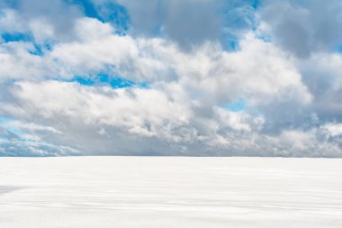 Kış snowfield ve büyük bulutlar, kış manzarası ile bulutlu gökyüzü