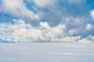 Kış snowfield ve büyük bulutlar, kış doğa ile bulutlu gökyüzü