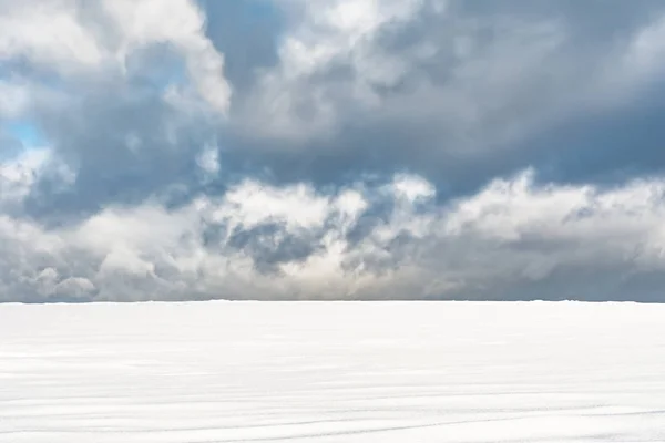 Inverno Campo Neve Céu Nublado Com Grandes Nuvens Paisagem Inverno — Fotografia de Stock