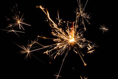 Bengal mumlar bir siyah arka plan üzerine kıvılcım