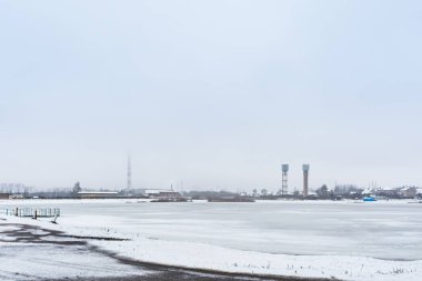 su birikintisi buza ufuk yüksek endüstriyel yapı, kasvetli bulutlu hava ile kaplıdır