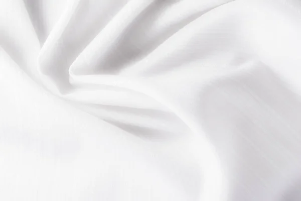Textur aus weißem Baumwollstoff mit willkürlichen Biegungen und Wellen, abstrakter Hintergrund — Stockfoto