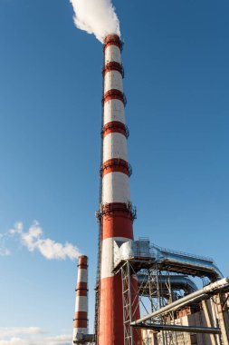 birleştirilmiş ısı ve güç tesisi, kanal gider saf mavi gökyüzünde bir arka plan beyaz duman
