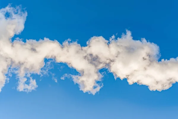 青い空 抽象的な背景の背景に濃い白煙 — ストック写真