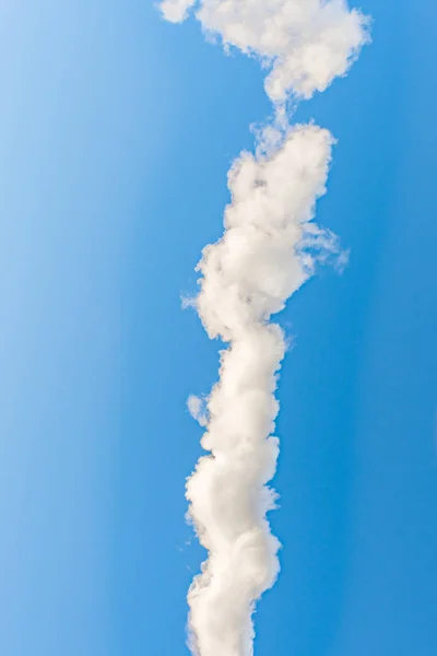 青い空 抽象的な背景の背景に濃い白煙 — ストック写真