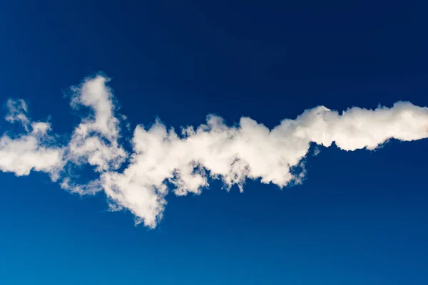 Παχύ Λευκό Καπνό Φόντο Μπλε Του Ουρανού Αφηρημένα Φόντο — Φωτογραφία Αρχείου