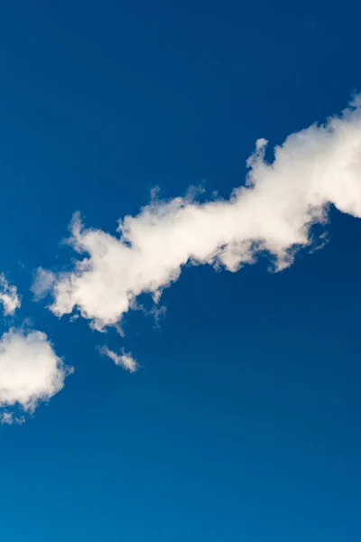青い空 抽象的な背景の背景に濃い白煙 — ストック写真