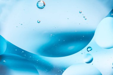 karıştırma su ve yağ, güzel renk arka plan dayalı mavi ve beyaz daireler ve oval, makro soyutlama