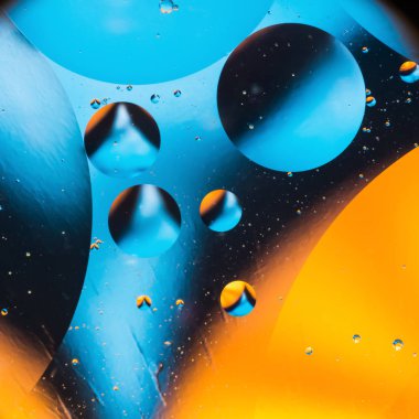 karıştırma su ve yağ, güzel renk arka plan dayalı ve sarı mavi daireler ve oval, makro soyutlama