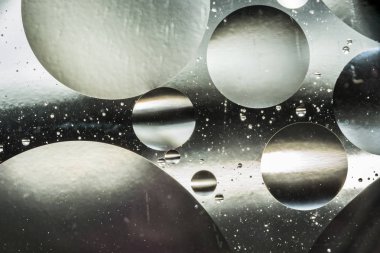 su ve yağ karıştırma, güzel renk soyut arka plan dayalı gümüş ve gri daireler ve oval, makro soyutlama