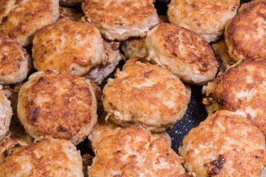 bir kızartma tavası, ev yapımı Rus yemekleri, yemek arka plan içinde kızarmış pirzola bir sürü