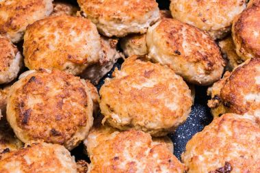 bir kızartma tavası, ev yapımı Rus yemekleri, yemek arka plan içinde kızarmış pirzola bir sürü