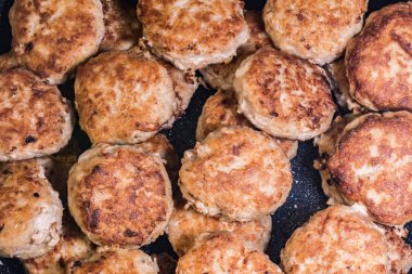 bir kızartma tavası, ev yapımı Rus yemekleri, yemek arka plan içinde kızarmış pirzola bir sürü