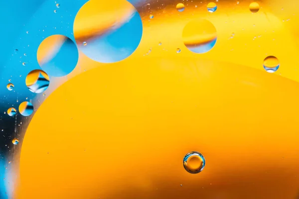 Mezcla de agua y aceite, hermoso fondo abstracto de color basado en círculos y óvalos, macro abstracción —  Fotos de Stock