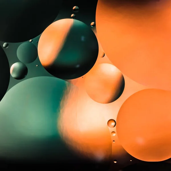 Νερό και λάδι, όμορφη αφηρημένη υπόβαθρο βάσει κόκκινο και πορτοκαλί κύκλους και οβάλ, μακροεντολή αφαίρεσης χρώματος — Φωτογραφία Αρχείου