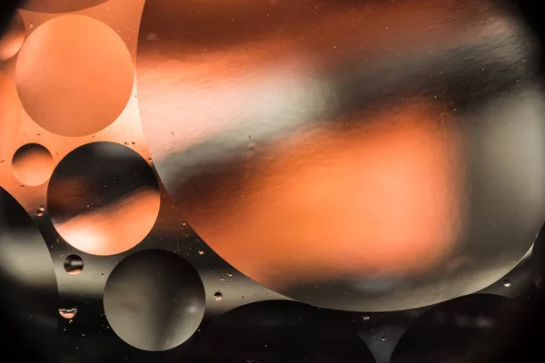 Вода и масло, красивый цвет абстрактного фона на основе красного и оранжевого кругов и овалов, макроабстракция — стоковое фото