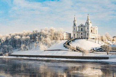 Vitebsk, tarihi mimari açık güneşli bir kış bir tapınakta Uspensky Katedral olduğunu