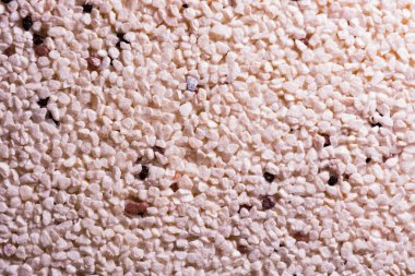 küçük renkli mermer taşlar ve akrilik yapışkanlı kompozisyon temelinde Dekoratif Sıva