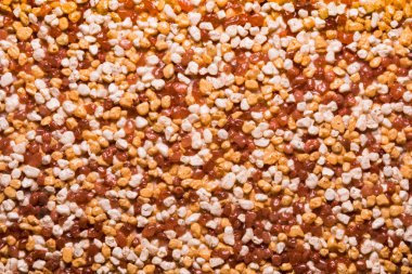 küçük renkli mermer taşlar ve akrilik yapışkanlı kompozisyon temelinde Dekoratif Sıva