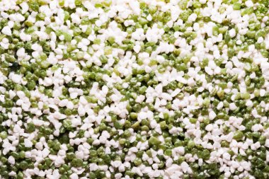 küçük renkli mermer taşlar ve akrilik yapışkanlı kompozisyon temelinde Dekoratif Sıva