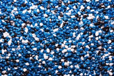 küçük renkli mermer taşlar ve akrilik yapışkanlı kompozisyon temelinde Dekoratif Sıva